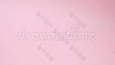 粉色复古玩具车在粉色背景上送花束玫瑰花.. 二月十四日卡，情人节`.. 3月8